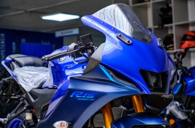 Lima, Peru 2022. Yamaha R15 bağlantılı motosiklet, Yamaha mağazası 2022 'de sergileniyor..