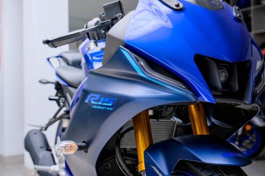 Lima, Peru 2022. Yamaha R15 bağlantılı motosiklet, Yamaha mağazası 2022 'de sergileniyor..