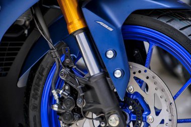 Lima, Peru 2022. Yamaha R15 bağlantılı motosiklet, Yamaha mağazası 2022 'de sergileniyor..