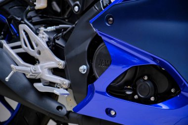 Lima, Peru 2022. Yamaha R15 bağlantılı motosiklet, Yamaha mağazası 2022 'de sergileniyor..