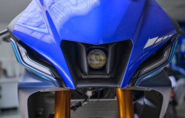 Lima, Peru 2022. Yamaha R15 bağlantılı motosiklet, Yamaha mağazası 2022 'de sergileniyor..