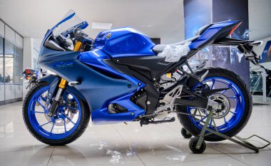 Lima, Peru 2022. Yamaha R15 bağlantılı motosiklet, Yamaha mağazası 2022 'de sergileniyor..