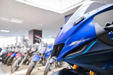 Lima, Peru 2022. Yamaha R15 bağlantılı motosiklet, Yamaha mağazası 2022 'de sergileniyor..