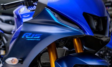 Lima, Peru 2022. Yamaha R15 bağlantılı motosiklet, Yamaha mağazası 2022 'de sergileniyor..