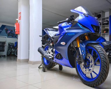 Lima, Peru 2022. Yamaha R15 bağlantılı motosiklet, Yamaha mağazası 2022 'de sergileniyor..