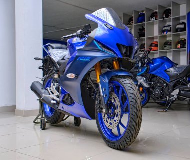 Lima, Peru 2022. Yamaha R15 bağlantılı motosiklet, Yamaha mağazası 2022 'de sergileniyor..