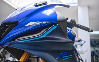 Lima, Peru 2022. Yamaha R15 bağlantılı motosiklet, Yamaha mağazası 2022 'de sergileniyor..