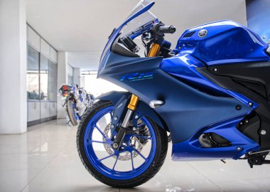 Lima, Peru 2022. Yamaha R15 bağlantılı motosiklet, Yamaha mağazası 2022 'de sergileniyor..