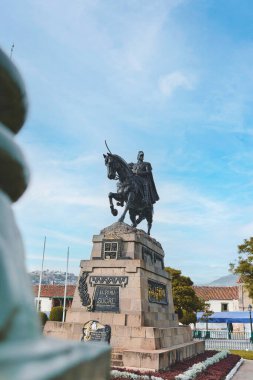 Mareşal Don Antonio Jose de Sucre 'nin Ayacucho Meydanı' ndaki anıtı.