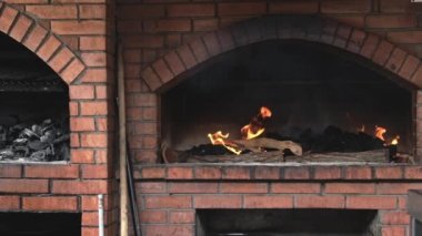 Izgarada barbekü pişirmek için odun yakmak amacıyla ateş üstüne şenlik ateşi yakıldı. Yavaş çekim görüntüleri.