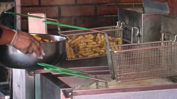 主厨在餐馆快餐店的厨房里炸土豆 — 图库视频影像