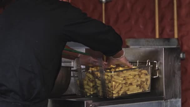 Master Μάγειρας Είναι Βαθύ Τηγάνισμα Πατάτες Στην Κουζίνα Του Εστιατορίου — Αρχείο Βίντεο