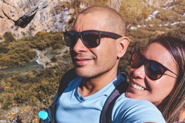 Genç çift, Millpu, Ayacucho, Peru 'nun doğal havuzlarına bakıyor. Seyahat kavramı.