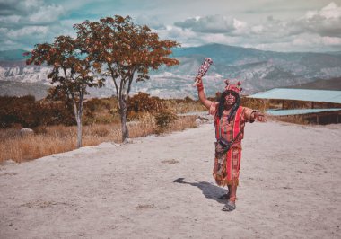 Peru 'da bir turistle dövüşen İspanyol asıllı bir savaşçının savaş silahları giymiş bir İnka savaşçısının temsili..