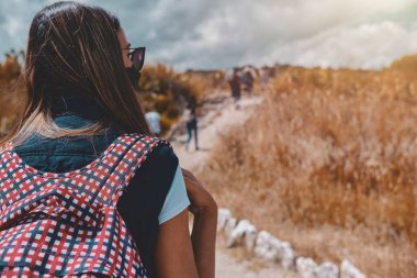 Wari Arkeoloji Kompleksi, Ayacucho hakkındaki kılavuz açıklamayı dinleyen bir grup turist. Peru