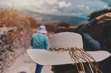 Wari Arkeoloji Kompleksi, Ayacucho hakkındaki kılavuz açıklamayı dinleyen bir grup turist. Peru