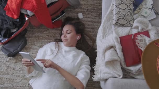 Молода Жінка Щойно Приїхала Готель Розслабилася Підлозі Після Тривалого Польоту — стокове відео