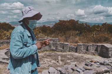 Wari Arkeoloji Kompleksi, Ayacucho hakkındaki kılavuz açıklamayı dinleyen bir grup turist. Peru