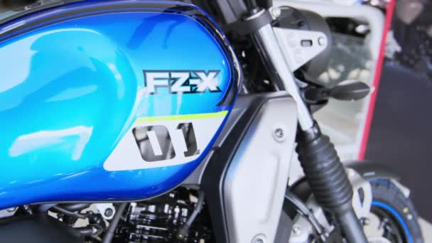 Store Yamaha Fzx Kapcsolódó Motorkerékpár Látható Bemutatóteremben Yamaha Üzlet — Stock videók