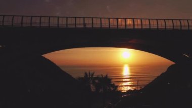 Villena Köprüsü kısmi şehir manzaralı gün batımı Lima Peru. Güzel gün batımı ve köprüden palmiye manzarası