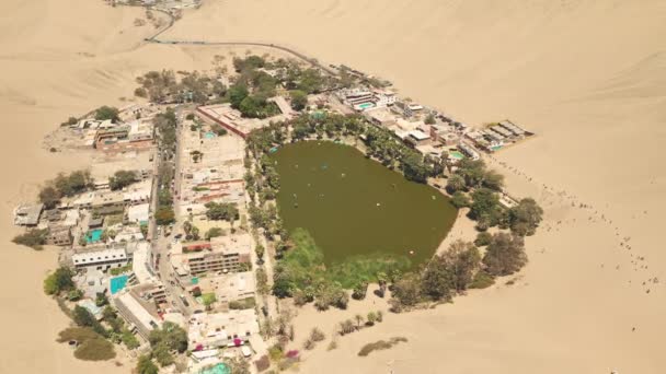 ペルーのIcaのHuacachinaオアシス湖 ペルーの砂漠に位置するHuacachinaオアシスの空中ビュー — ストック動画