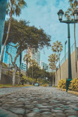 Lima Peru 'nun Miraflores kentindeki La Bajada de Balta' dan gün batımı manzarası.