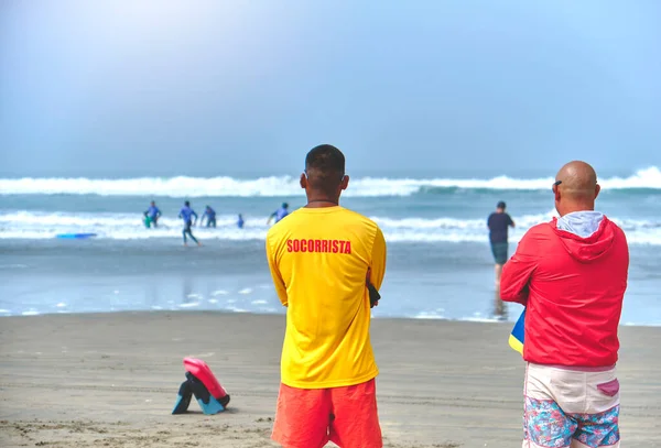 年轻的救生员带着救援用的橙色浮标海滩的安全措施 观察海上局势的救生员 — 图库照片