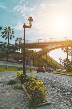 Lima Peru 'nun Miraflores kentindeki La Bajada de Balta' dan gün batımı manzarası.