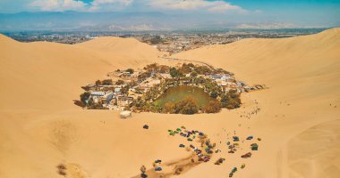Huacachina vahası, Ica şehrinde, çölün ortasında bulunan doğal bir vahadır. Peru