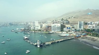 Körfezin, marinanın ve Ancon 'un havadan görünüşü - Lima, Peru, yaz bölgesi, sahil ve Ancon' daki bazı dış binalar.