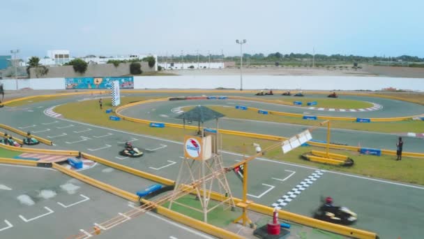 Kartodromo Kart Racing Conductor Marcha Casco Conduce Coche Carreras Acción — Vídeos de Stock