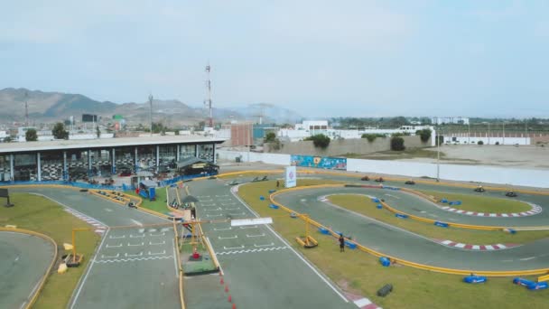 Kartodromo Racing Kart Motorista Engrenagem Capacete Dirige Carro Corrida Acção — Vídeo de Stock