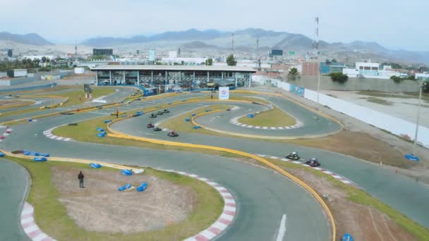 Kartodromo Racing Kart Een Bestuurder Versnelling Helm Rijdt Een Raceauto — Stockvideo