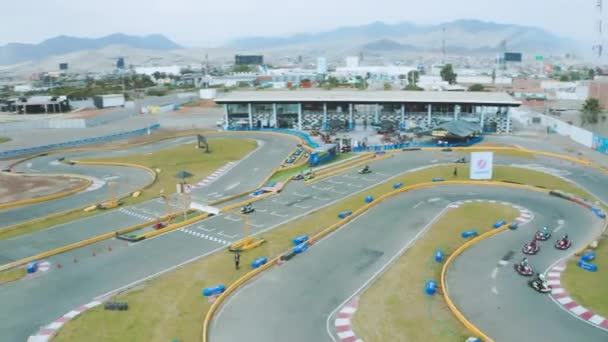 Kartodromo Racing Kart Řidič Rychlostním Stupni Helma Řídí Závodní Auto — Stock video