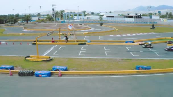 Kartodromo Racing Kart Ένας Οδηγός Ταχύτητα Και Κράνος Οδηγεί Ένα — Αρχείο Βίντεο