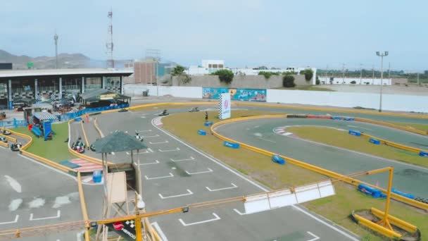 Kartodromo Racing Kart Водій Спорядженні Шоломі Керує Гоночним Автомобілем Ділі — стокове відео