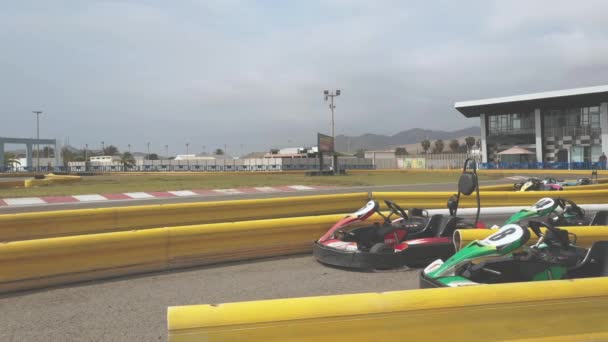 Kartodromoレーシングカート ギアとヘルメットのドライバーがレースカーを運転します 行動中 — ストック動画