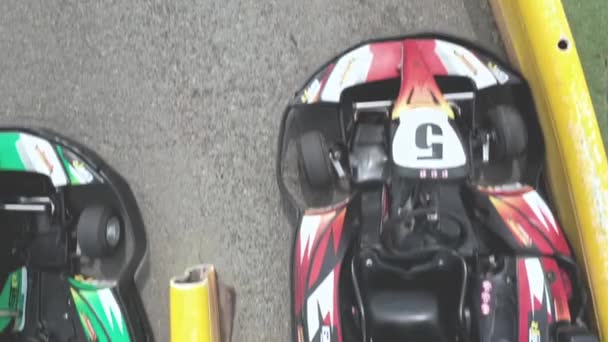 Kartodromo Racing Kart Ein Fahrer Ausrüstung Und Helm Fährt Einen — Stockvideo