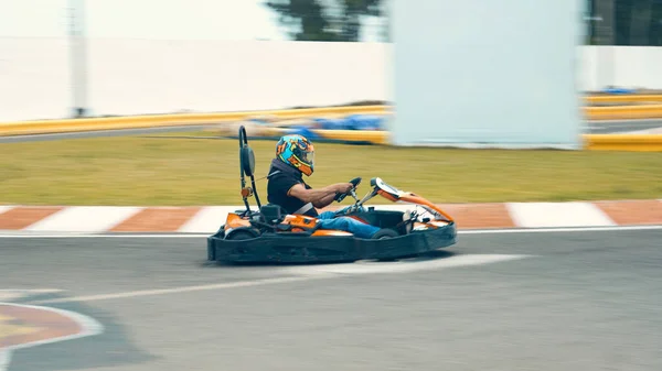 Pilota Marcia Casco Guida Una Macchina Corsa Azione Corsa Kart — Foto Stock