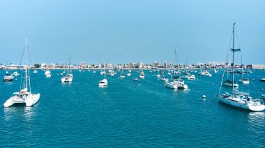 Yat körfeze demirlemiş. Birçok güzel demirli yelkenli yatlar deniz limanında, modern su taşımacılığı, yaz tatili, lüks yaşam tarzı ve konsept