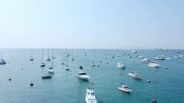 Yelkenli harbor, birçok güzel Yelkenli Yatlar liman, modern su taşıma, yaz aylarında tatil, lüks yaşam tarzı ve zenginlik kavram içinde demirleyen