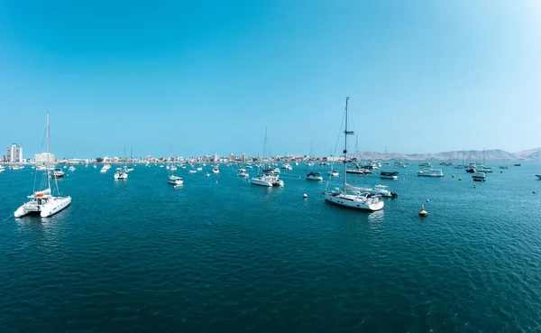 Яхта Швартується Бухті Багато Красивих Мавританських Вітрильних Яхт Морському Порту — стокове фото
