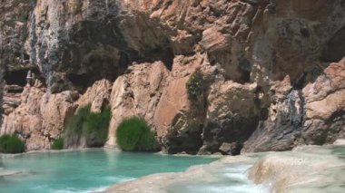 Huancaraylla 'da Millpu' nun doğal havuzları. Ayacucho yakınlarındaki turkuaz gölcükler, Peru 'daki seyahat noktası.