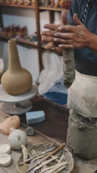 Homme Moulant Argile Pour Faire Céramique Avec Ses Mains Artisan — Video