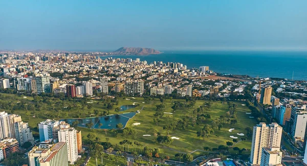 Lima, Peru 'daki San Isidro golf sahasının manzarası..