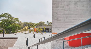 Lima, Peru yakınlarındaki Pasifik Sahili 'ndeki Pachacamac arkeoloji kompleksindeki site müzesi. Pasifik kıyısındaki antik bir arkeolojik alan olan Pachacamac kalıntıları.