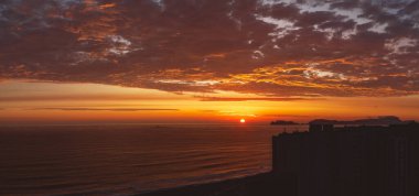 Lima siluetinin güzel ve dramatik bir panoramik fotoğrafı. Gün batımından sonra altın bir akşamda çekildi..