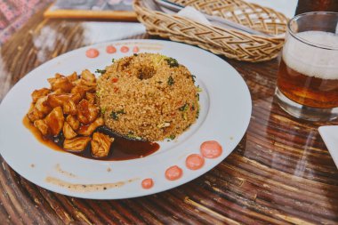 Şoför de quinua, geleneksel Peru kinoası şoförü ve tavuğu sağlıklı yiyecekler.