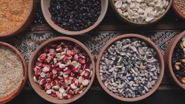 ペルーのクスコ市を代表する豆 トウモロコシ コカの葉 スーパーフードアンデスなどの穀物 — ストック動画