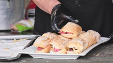Choripan, Güney Amerika usulü sucuklu sandviç, Choripan. Geleneksel Arjantin sandviçi, sucuklu ve chimichurri soslu ahşap masa. Kopyalama alanı